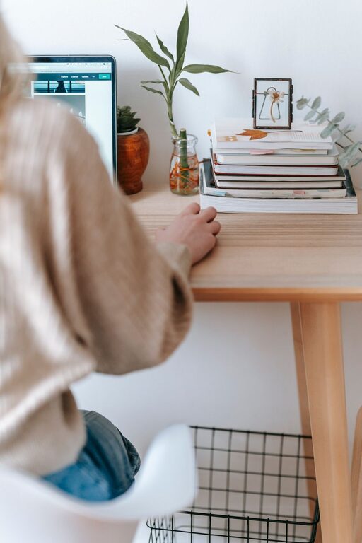 Tips for Organizing a Cozy and Functional Home Office Space